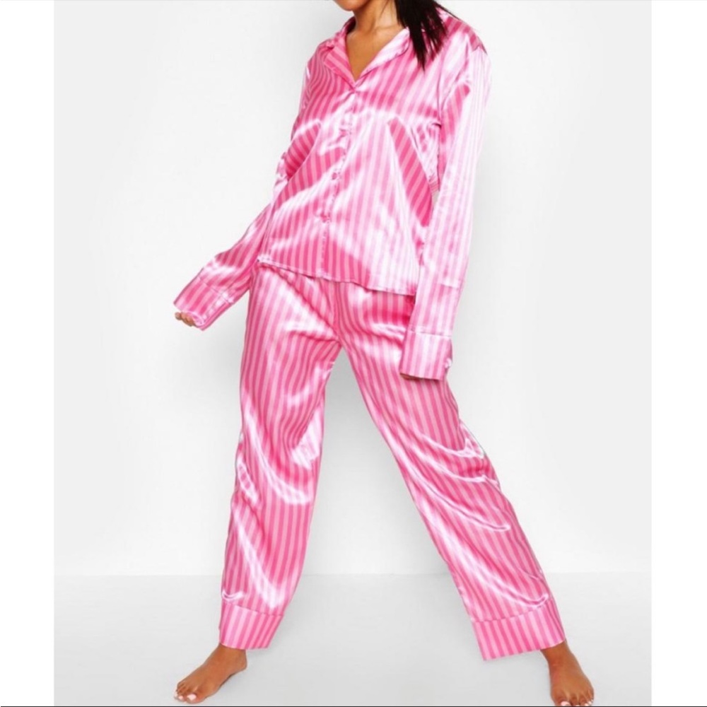 So chic pink satin pj set 💕